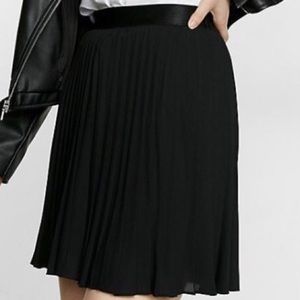 Express pleated skirt